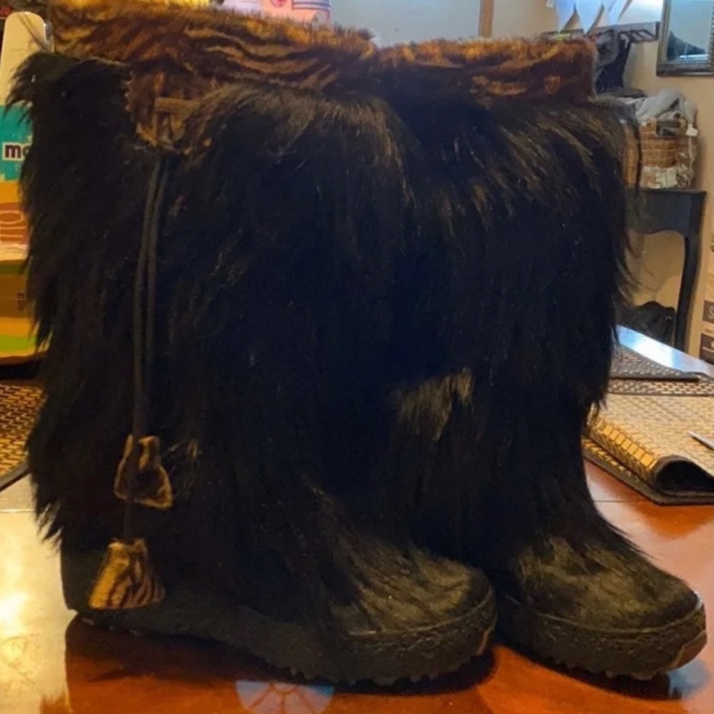 OSCAR GOAT FUR BOOTS